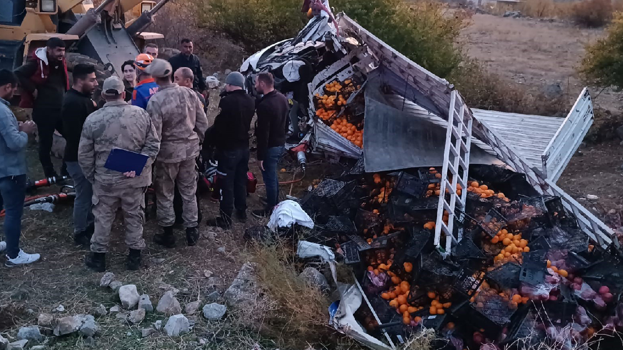 Bitlis’te kamyonet şarampole yuvarlandı: Baba öldü, oğlu yaralı