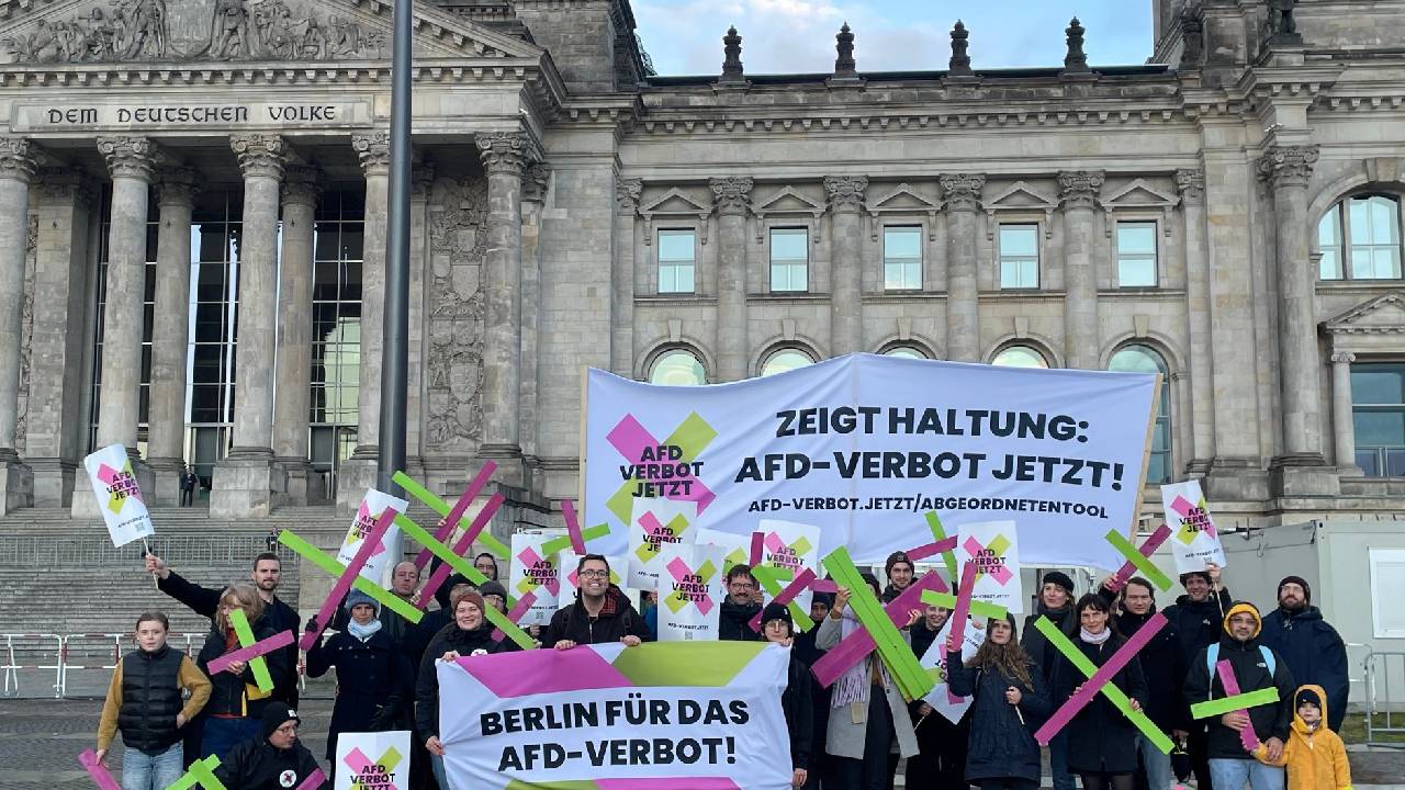 Alman milletvekilleri 'aşırı sağcı' AfD'yi yasaklamak için harekete geçti