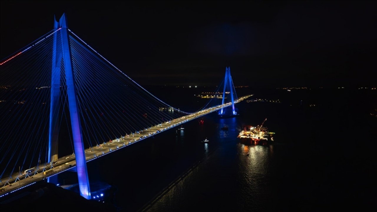 İstanbul Boğazı'nda gemi trafiğine askıya alındı