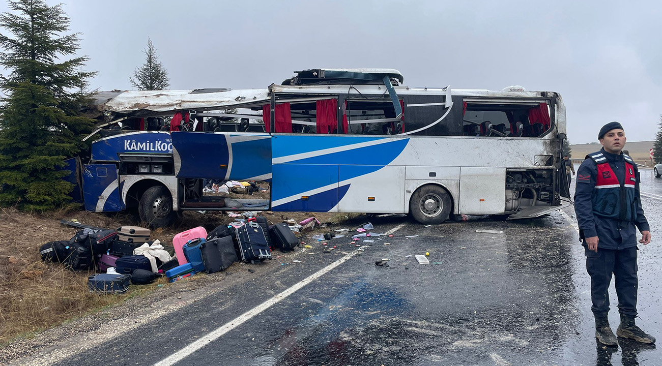 Eskişehir'de yolcu otobüsü devrildi: Bir ölü, 30 yaralı