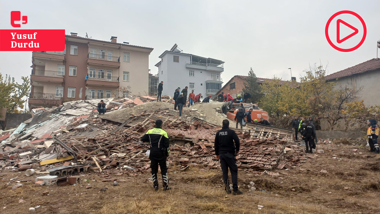 Malatya'da ağır hasarlı bina yıkım sırasında çöktü