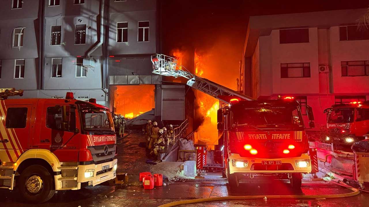 Beylikdüzü'nde fabrika yangını: Patlama sesleri geliyor