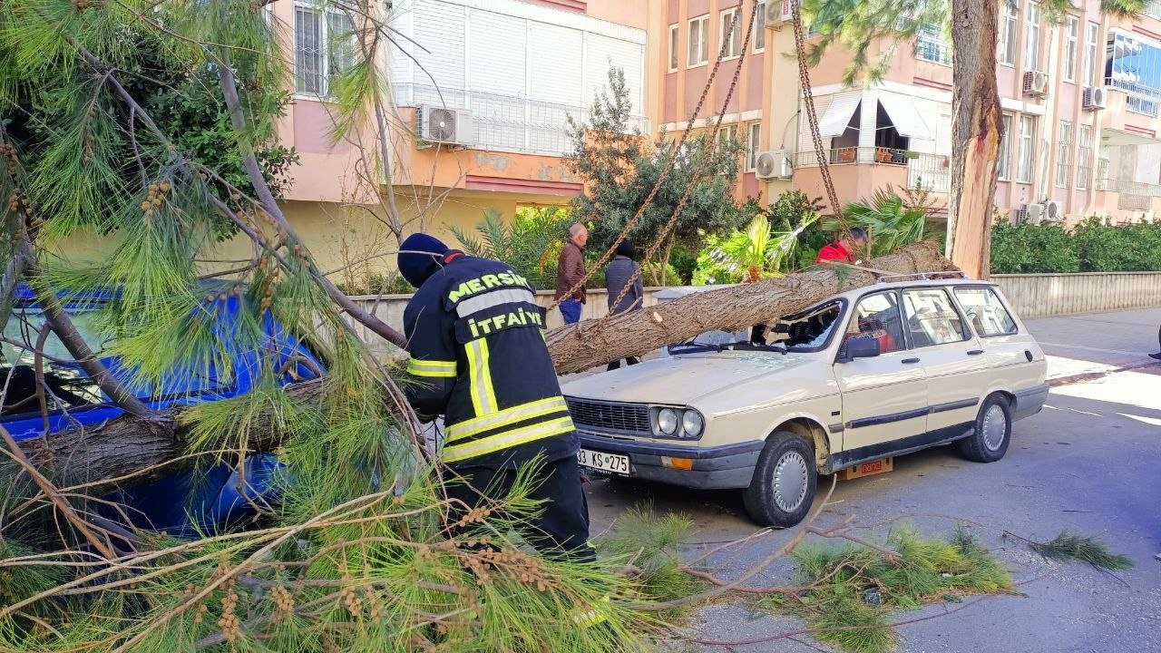 Mersin'de fırtına işçilerin kaldığı prefabrik evlerin çatılarını uçurdu: Bir ölü, ağır yaralı