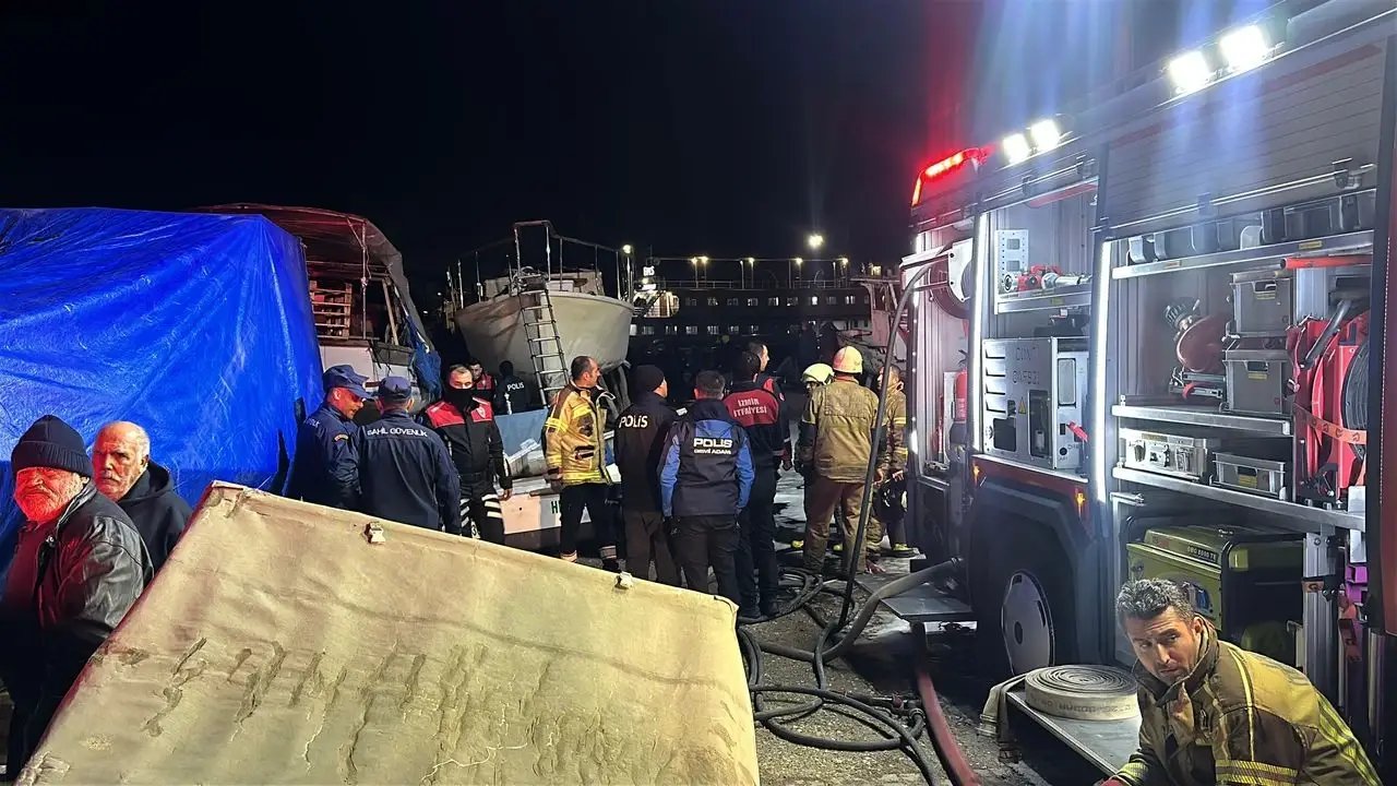 İzmir'de teknede yaşayan kişi, çıkan yangında öldü