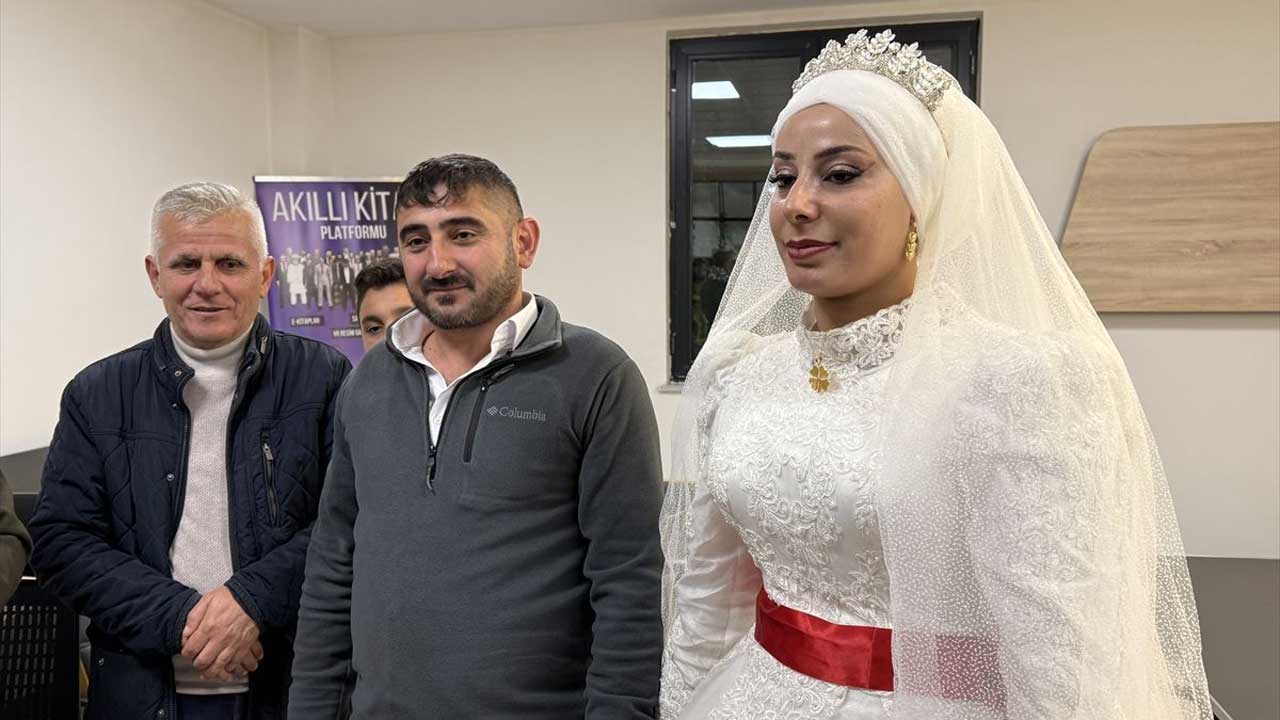 Karla kapanan yolda kalan gelin ve damat 11 saat sonra kurtarıldı