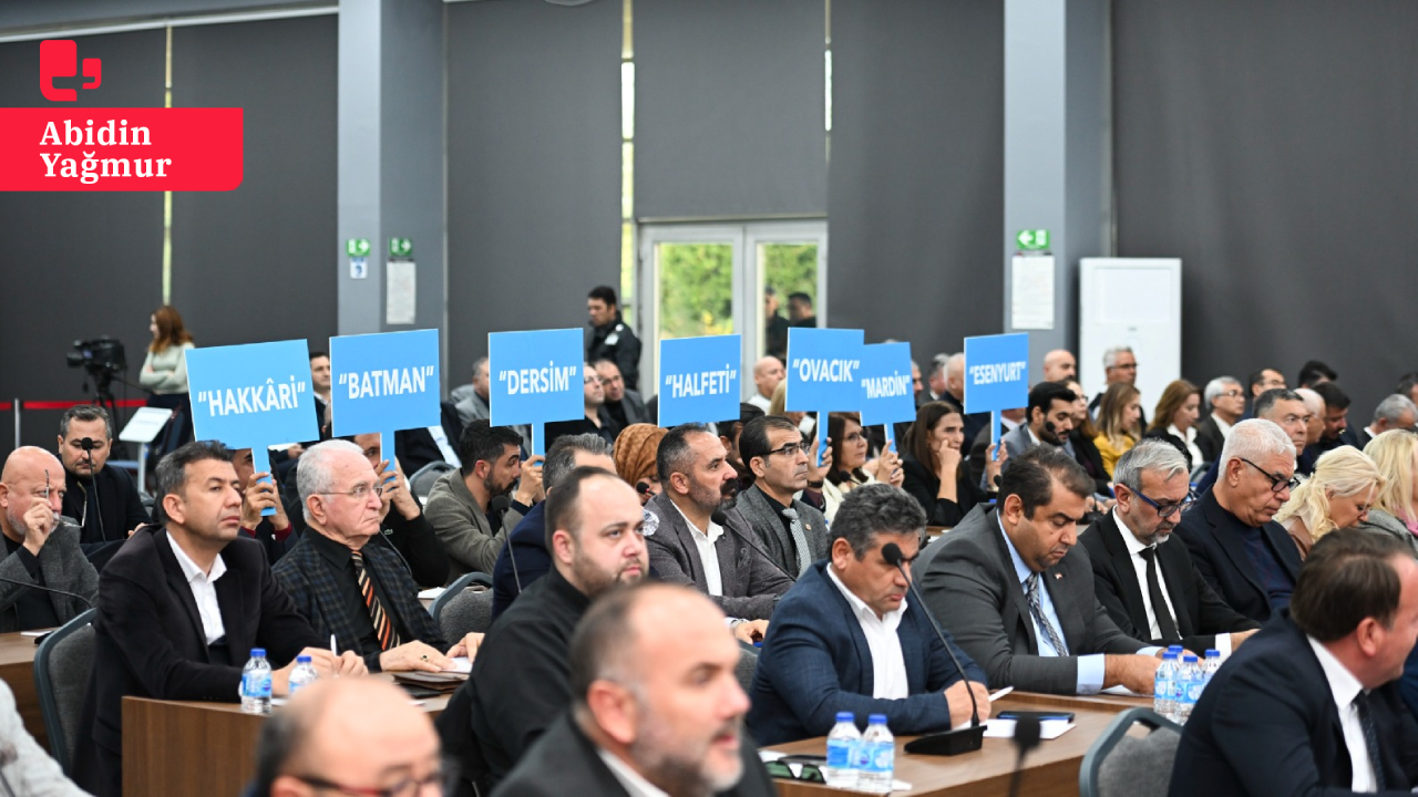 Mersin Büyükşehir Meclisi'nde kayyım protestosu: 'İktidar vatandaşına tuzak kurar mı?'