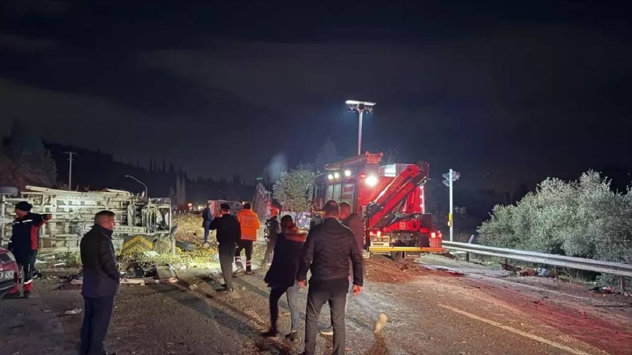 İzmir'de zincirleme trafik kazası: İki ölü, yedi yaralı