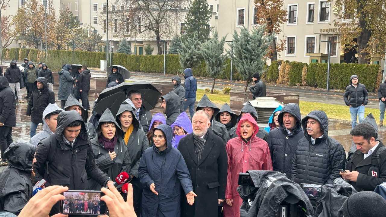 DEM Parti, kayyımlara karşı İçişleri Bakanlığı önünde