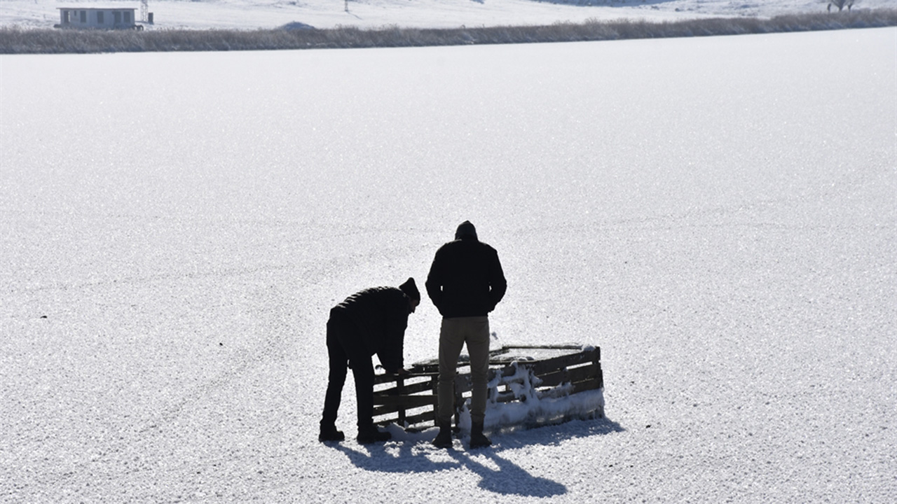 Buz tutan göllerde 'Eskimo' usulü balık avı