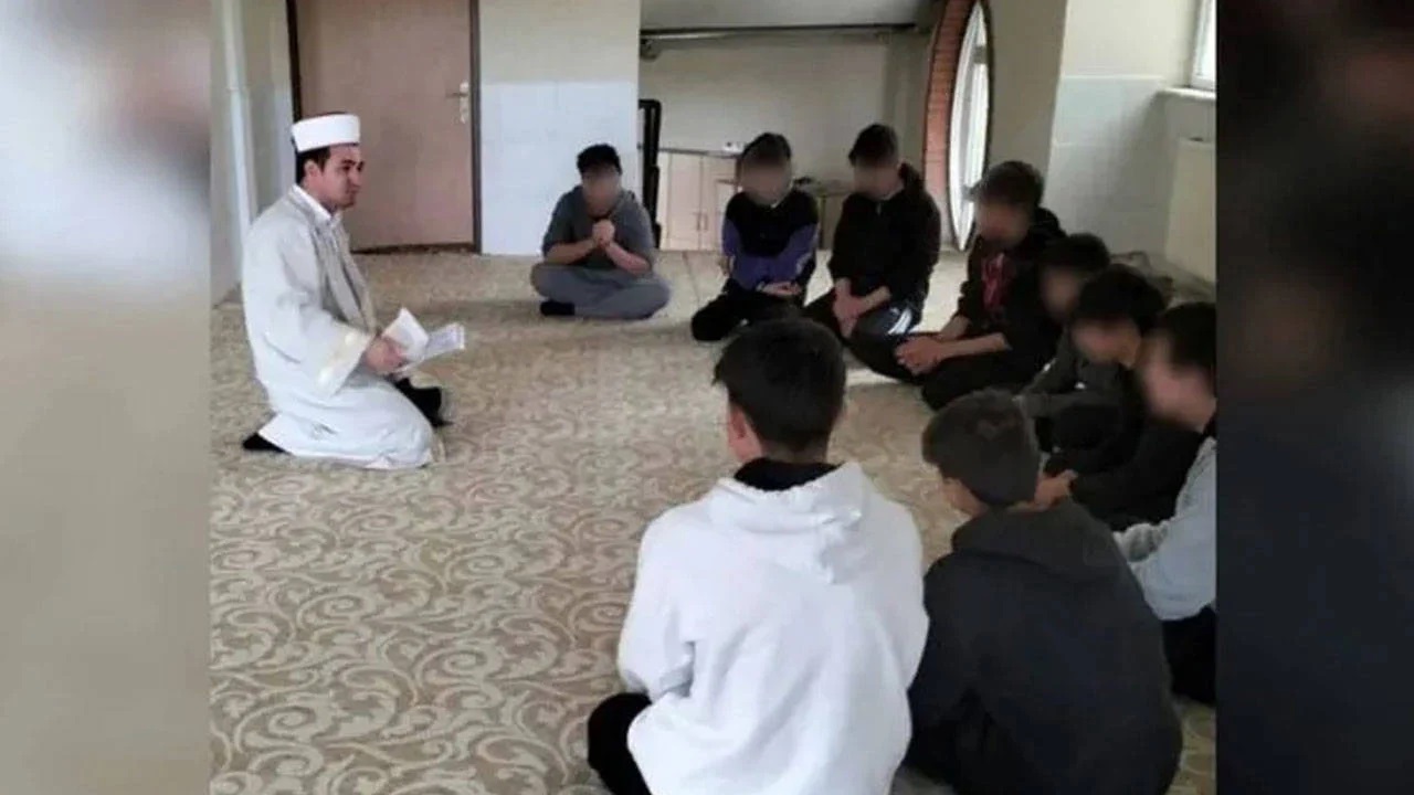 MEB'e göre cübbeli ‘ders’ namaz adabı gereğiymiş