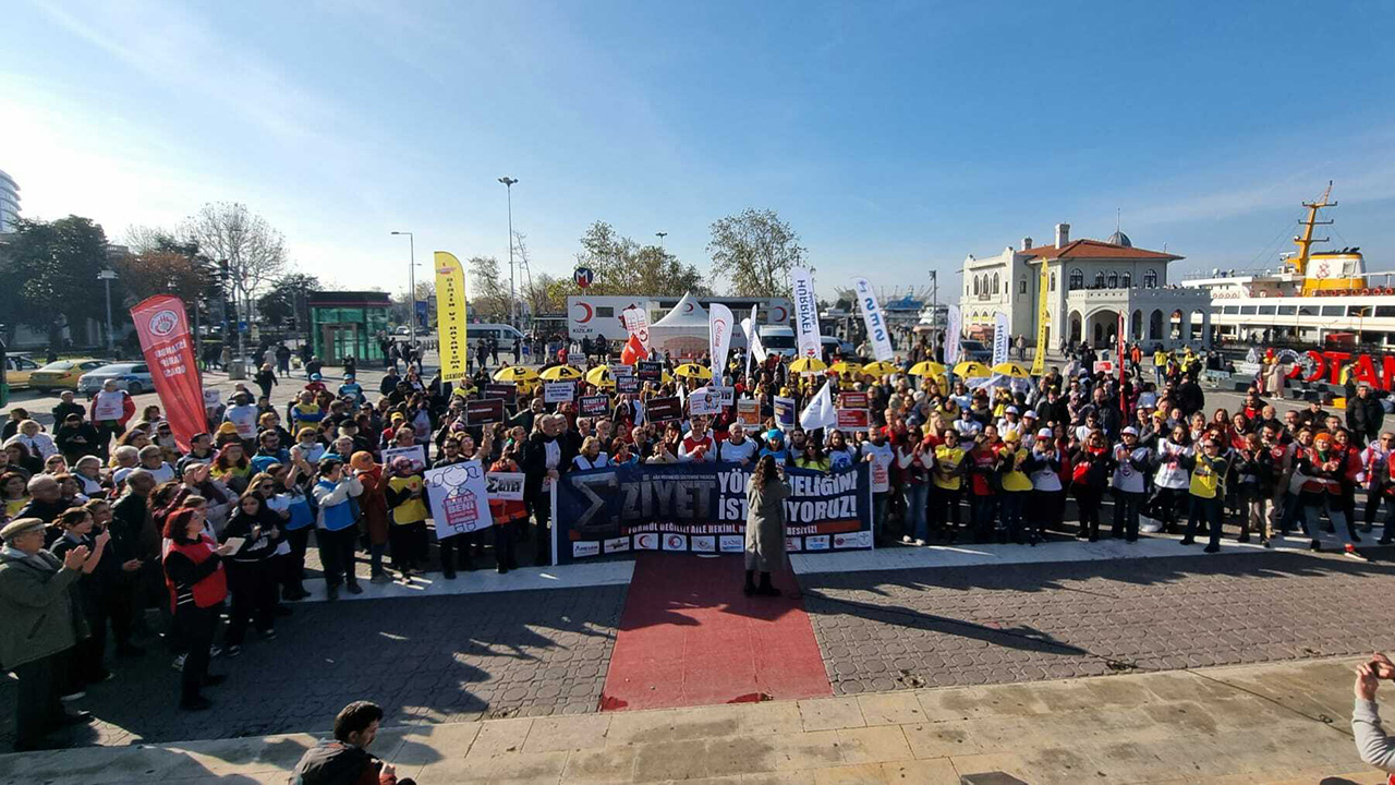 Sağlık emekçileri Kadıköy'den seslendi: 'AKP'nin sağlık sistemi çökmüştür'