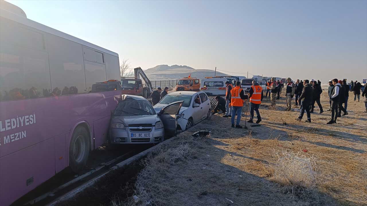 Van'da zincirleme trafik kazası: Çok sayıda yaralı var