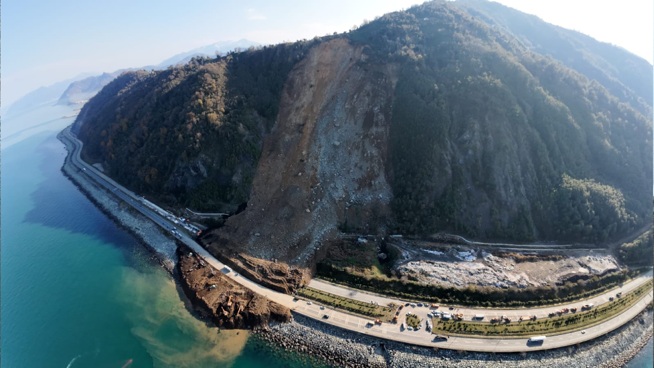 Heyelanın vurduğu Karadeniz Sahil Yolu'na 100 bin ton toprak akmış