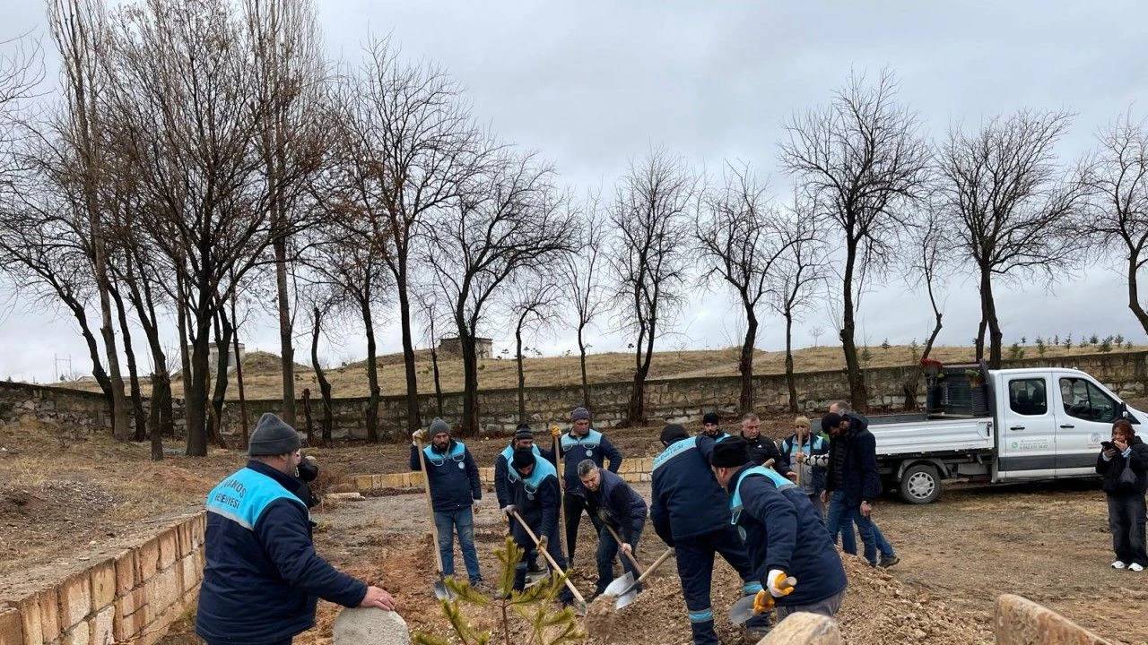 Otelde ölü bulunan Endonezyalı turist, kimsesizler mezarlığında defnedildi