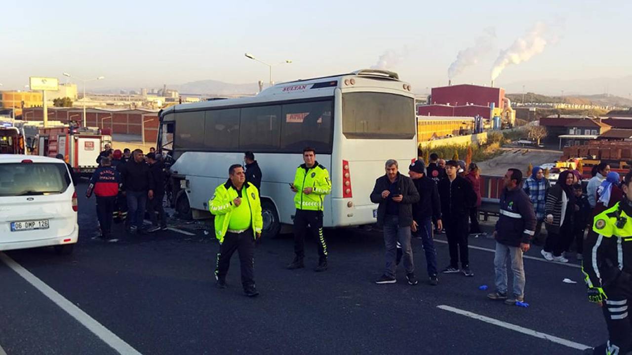 Manisa'da servis midibüsü ile TIR çarpıştı: 22 işçi yaralı