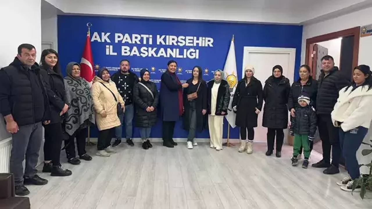 CHP'den istifa eden 12 kişi AKP'ye geçti