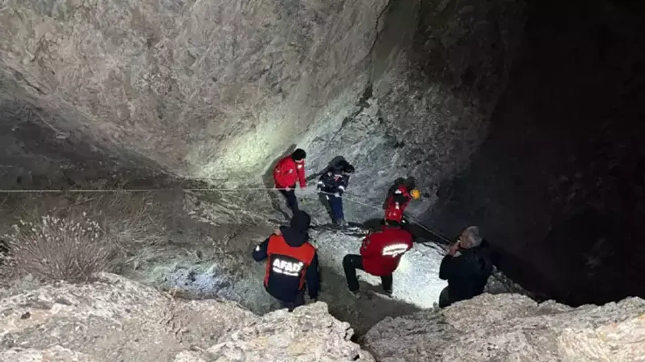 Hakkari'de 300 metrelik uçurumdan düşen arıcı öldü