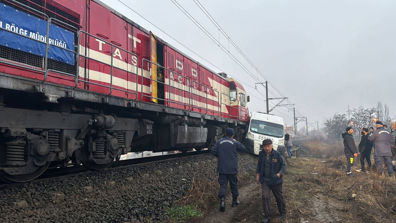 Kırklareli'nde yük treni servis aracına çarptı: İki yaralı