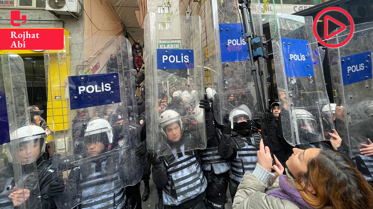 Suriye'de SİHA saldırısında katledilen gazeteciler için düzenlenen protestoya polis ablukası