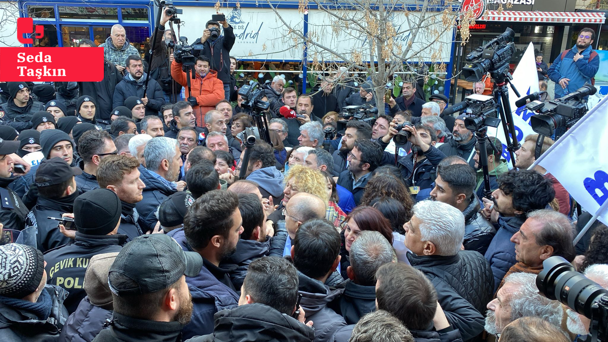 Emeklilerin Meclis önünde yapmak istediği eyleme biber gazlı polis müdahalesi