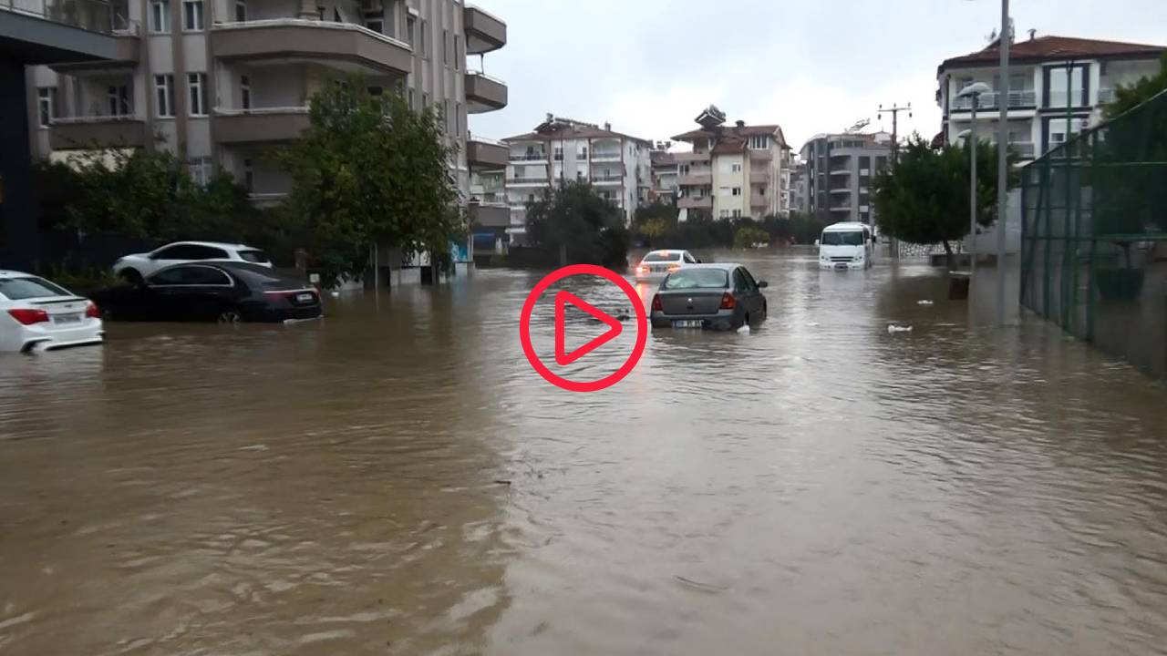 Manavgat'ta sağanak: Cadde ve sokaklar göle döndü