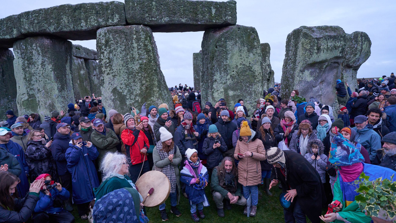 Stonehenge'de binlerce kişi kış gün dönümünü kutladı