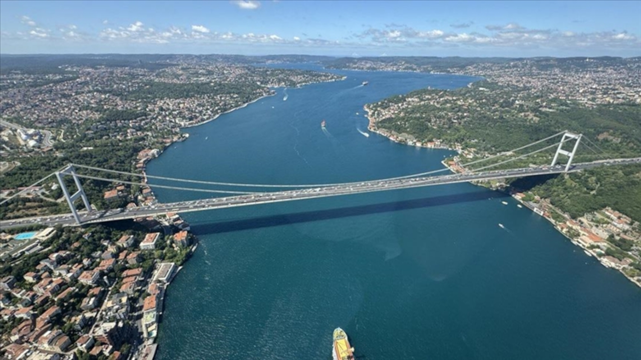 Dev tanker arızalandı, İstanbul Boğazı'nda gemi trafiği çift yönlü kapatıldı