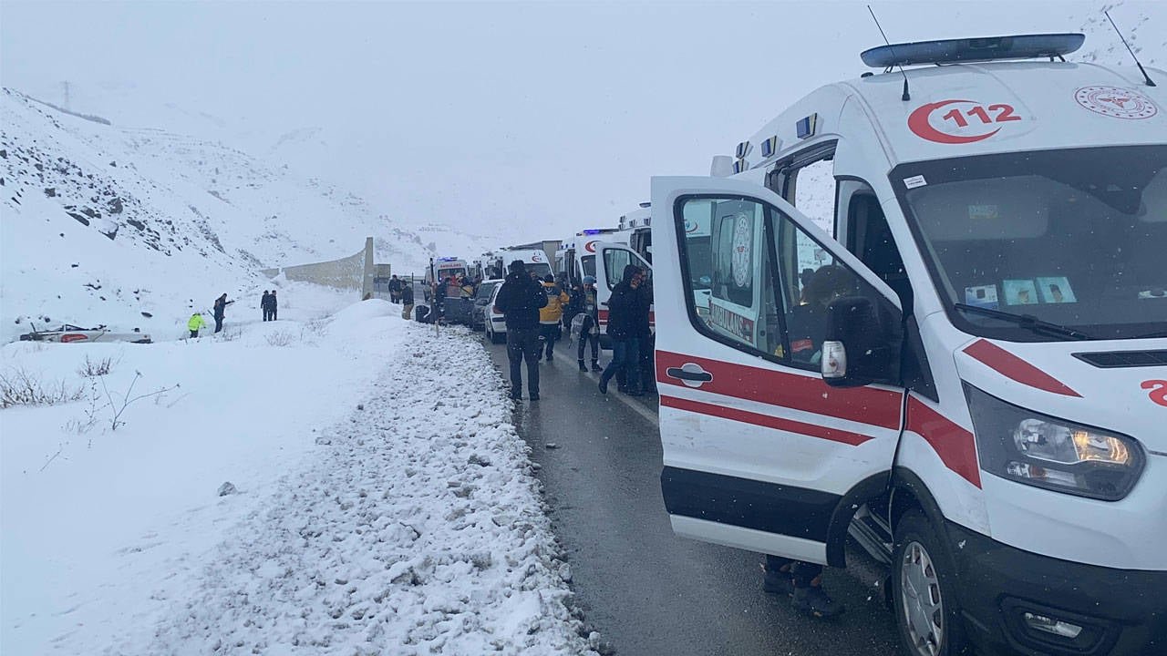 Erzincan'da yolcu otobüsü şarampole devrildi