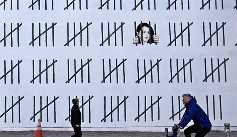 Bansky, tutuklu gazeteci Zehra Doğan'ı New York duvarlarına resmetti