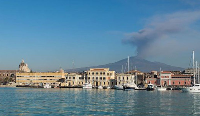 Etna Yanardağı denize doğru kayıyor