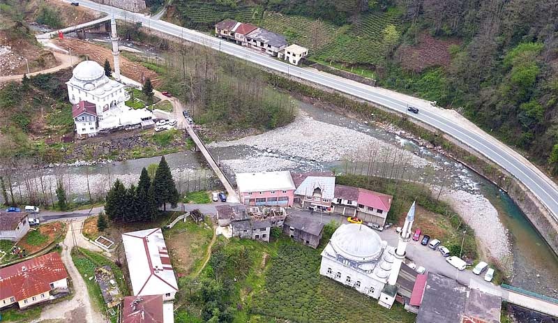 Derenin ayırdığı iki köyde 100 metre arayla iki cami