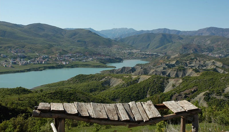 Dersim'de baraj gölüne akar yakıt deşarj edildi