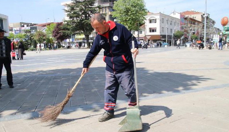 Kontörü olmayan işçi bulduğu altın ve para dolu çantayı polise verdi