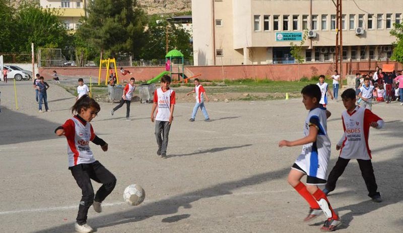 Diyarbakır'ın 'kız Messi'si şampiyon oldu