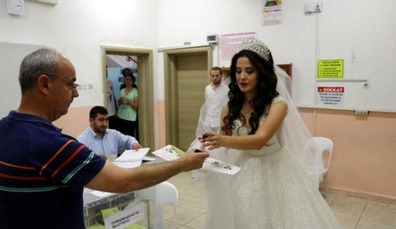 Damat İstanbul'da, gelin Tekirdağ'da oy kullandı