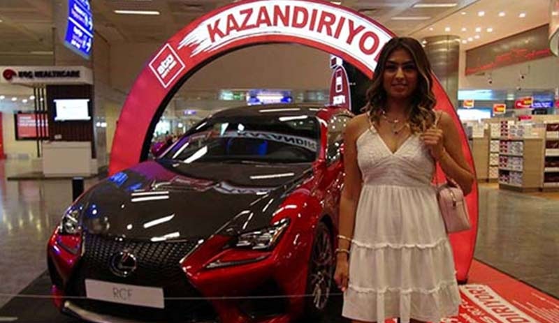 Arkadaşının verdiği hediye çekiyle lüks otomobil kazandı