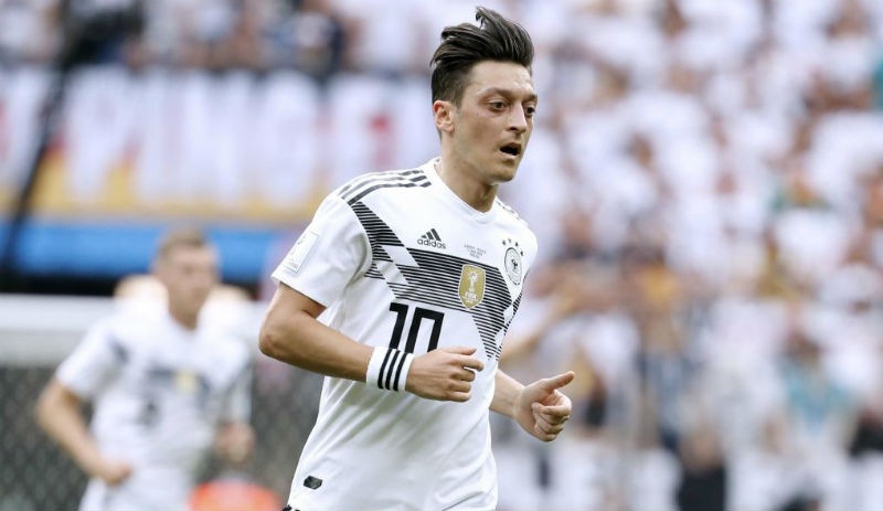 Dışişleri Bakanı Mevlüt Çavuşoğlu, Mesut Özil'i aradı