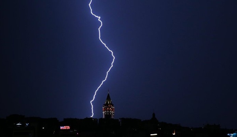 Sağanak yağış İstanbul'da hayatı olumsuz etkiledi