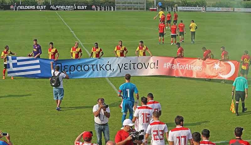 Maça, 'Geçmiş olsun komşu' pankartıyla çıktılar