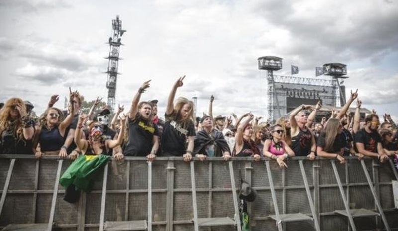 Huzurevinden kaçıp heavy metal festivaline gittiler