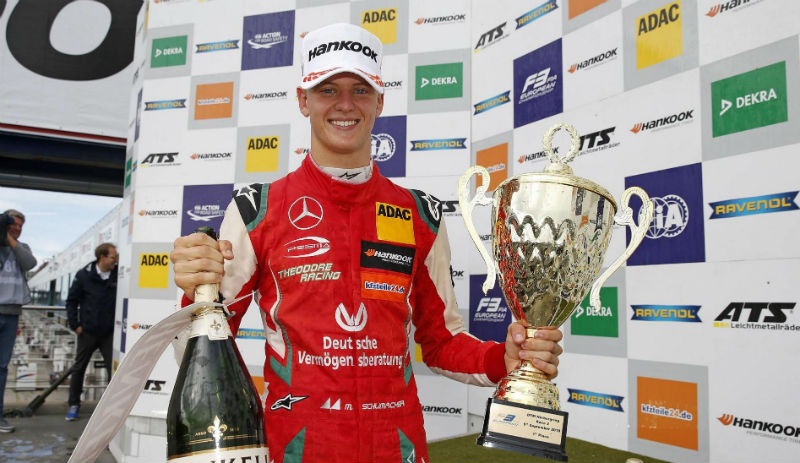 Mike Schumacher dolu dizgin gidiyor