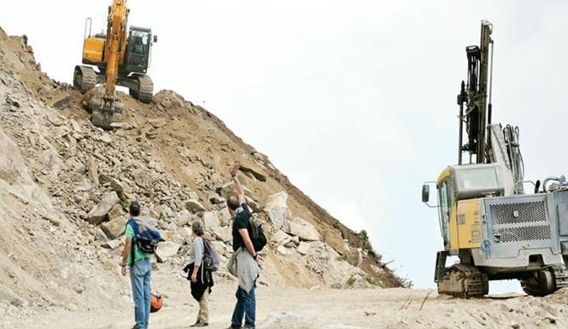 'Yeşil Yol' için yaylaların patika yolları dinamitleniyor