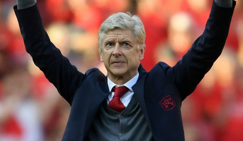 Arsene Wenger Milan yolunda