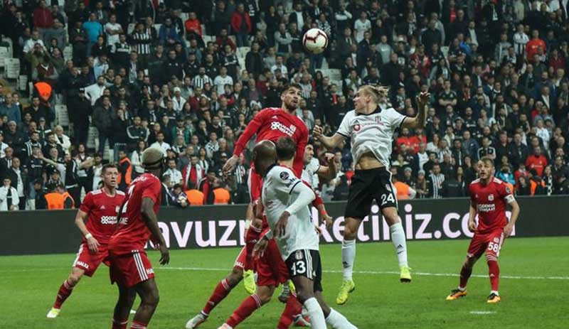 Beşiktaş liderlik yarışında sendeledi