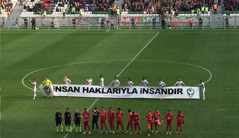 62 haftadır seyircisiz oynayan Amedspor'dan yeni pankart