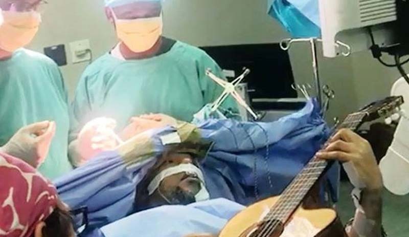 Beyin ameliyatı olurken gitar çaldı