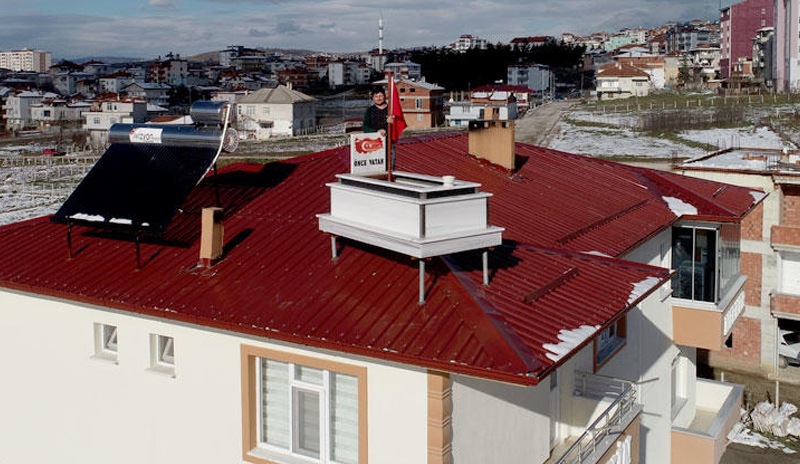 Muhtar adayı çatıya 'tanıtım amaçlı' mezar koydu