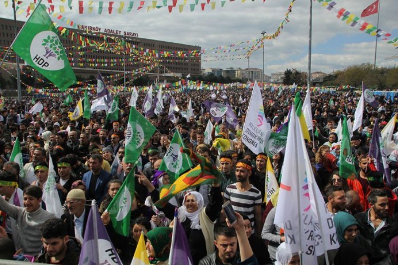 Bakırköy'de Newroz: Yöresel kıyafetlerle meydan rengarenk