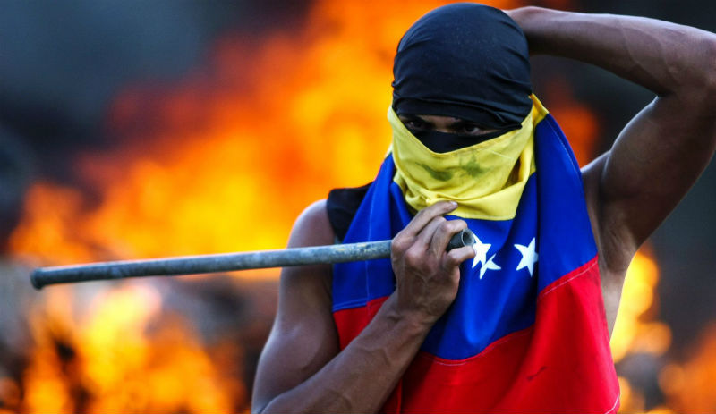 Venezuela'da iki taraf da sokağa çıkıyor
