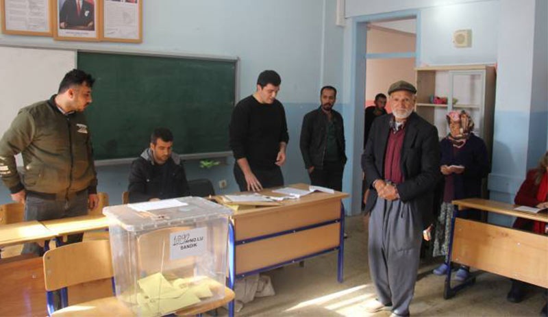 Urfa'da bazı mahallelerde 'açık oy kullandırılıyor' iddiası